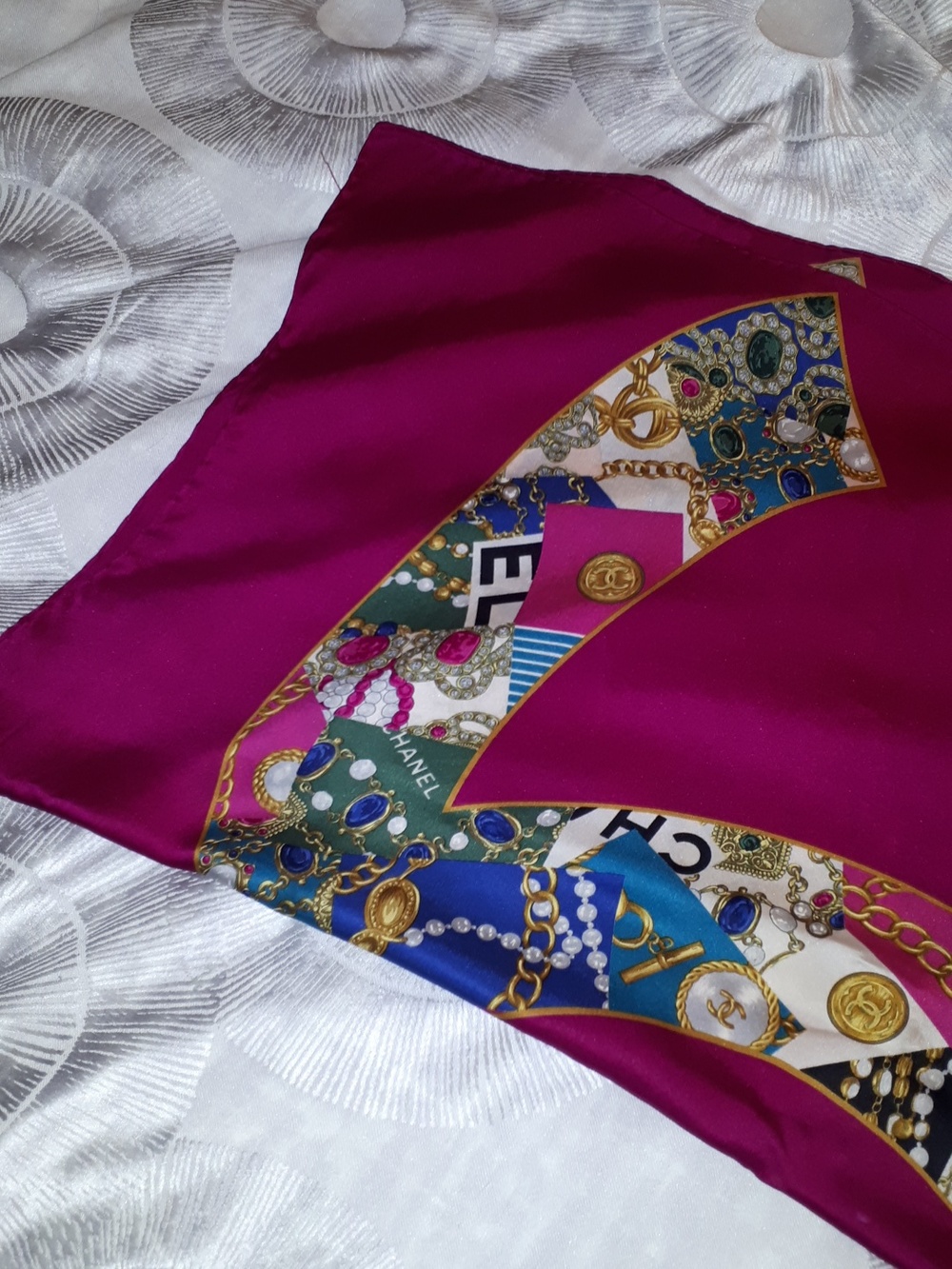 CHANEL 100% Silk Scarf Gorgeous & Luxurious with Multicolor CC Logo Authentic - Picture 15 of 15